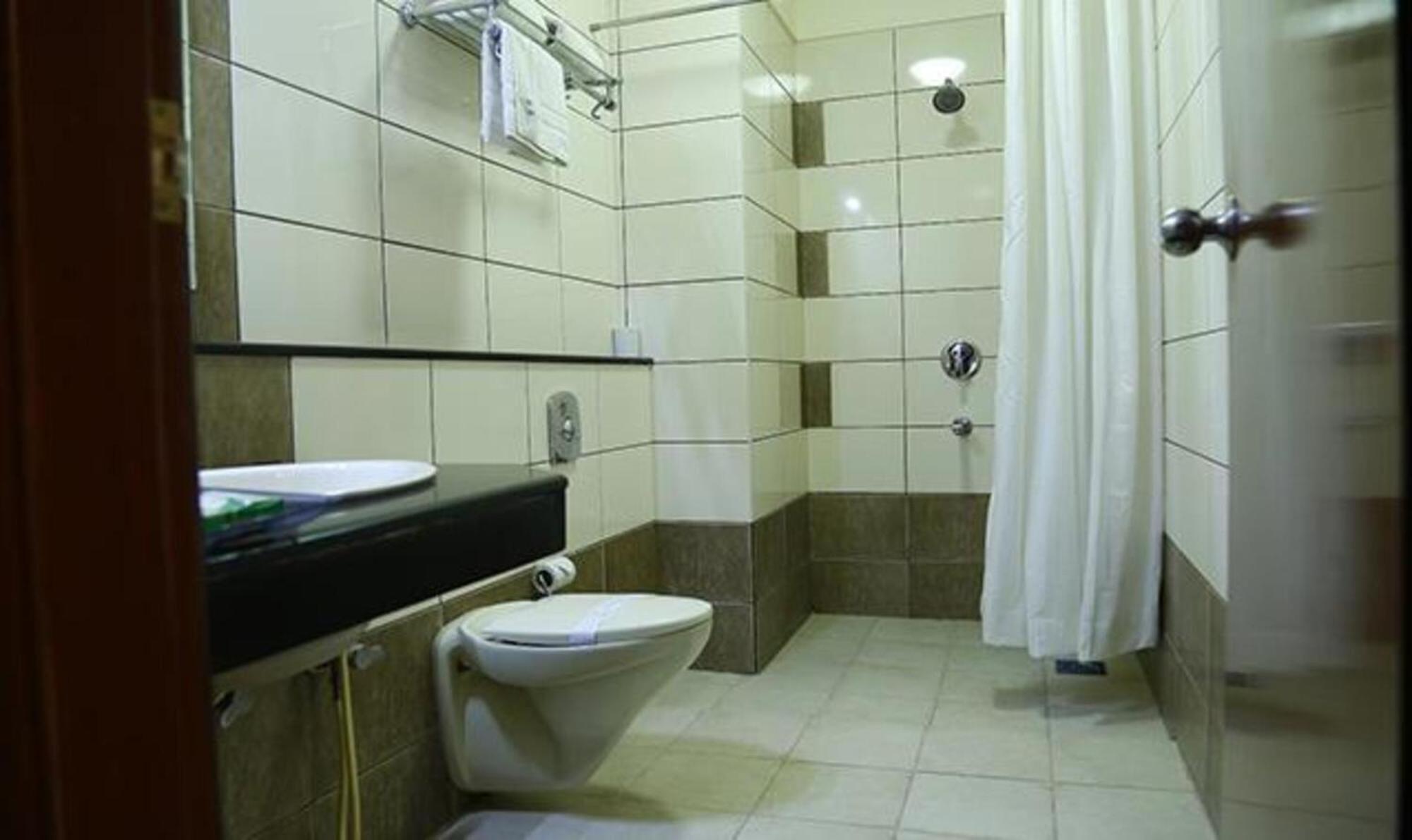 Fabhotel Prime Chennai Deluxe Bagian luar foto