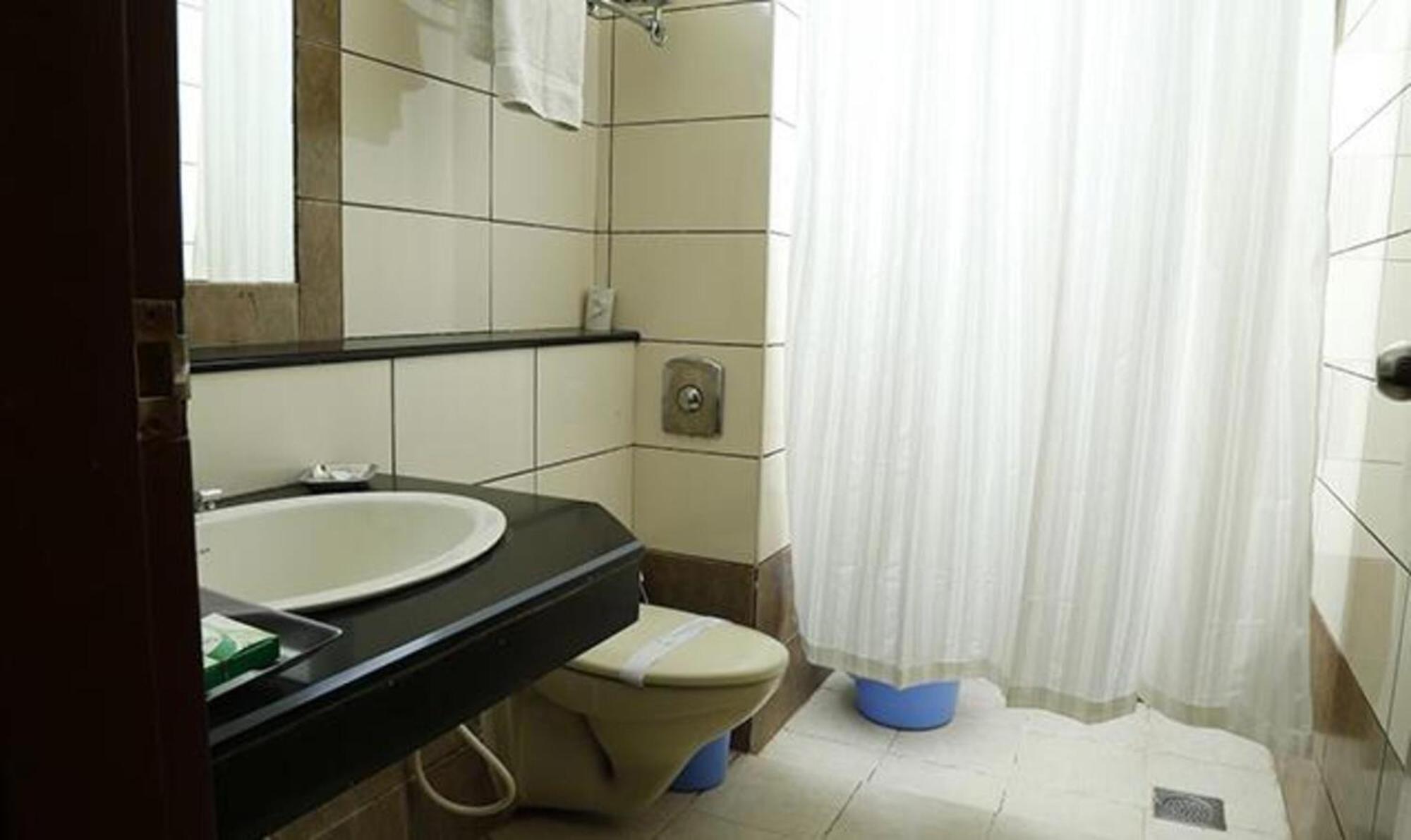 Fabhotel Prime Chennai Deluxe Bagian luar foto