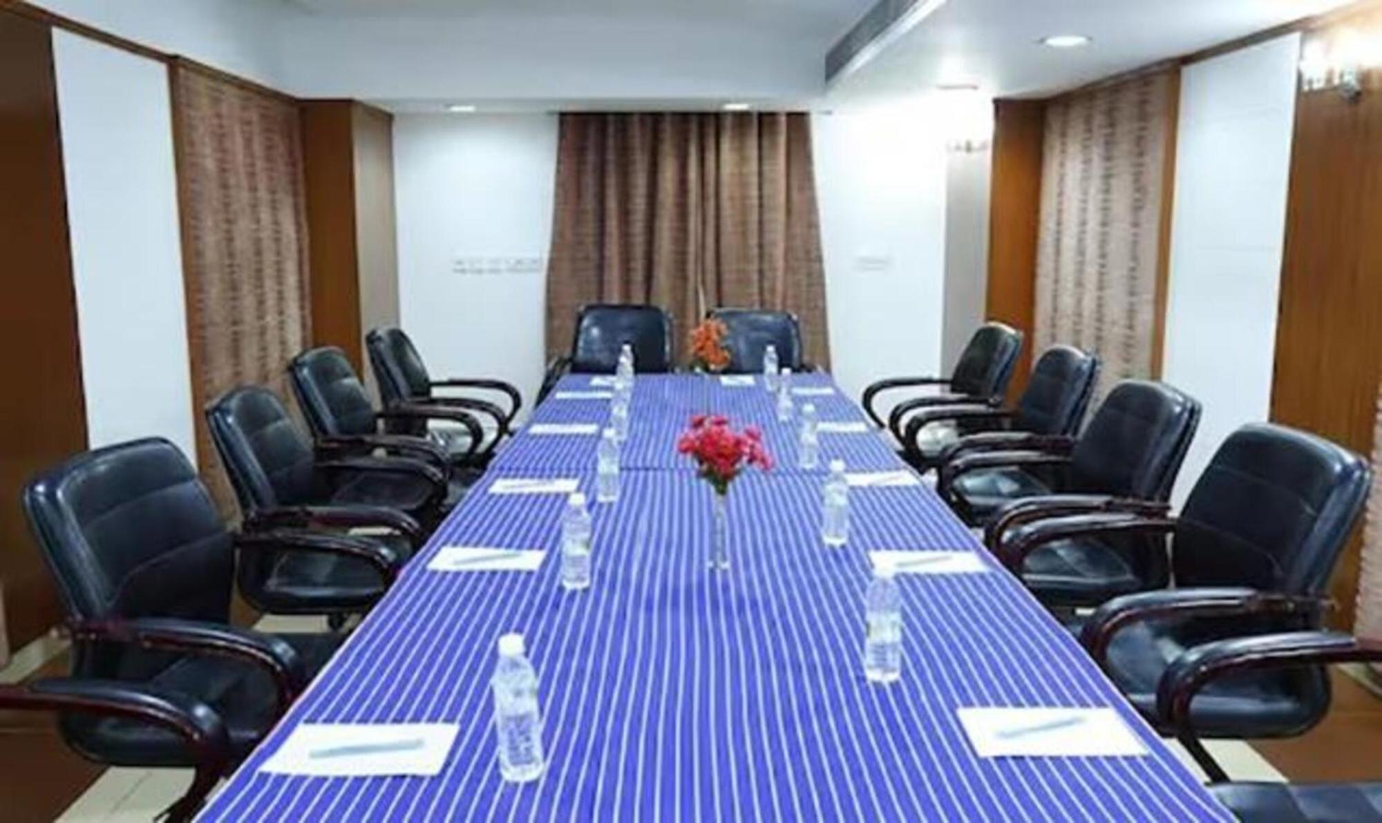 Fabhotel Prime Chennai Deluxe Bagian luar foto