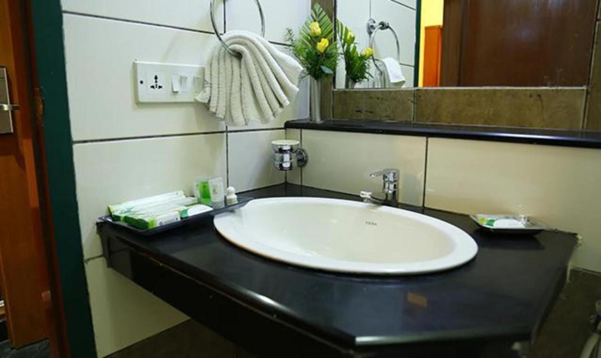 Fabhotel Prime Chennai Deluxe Bagian luar foto