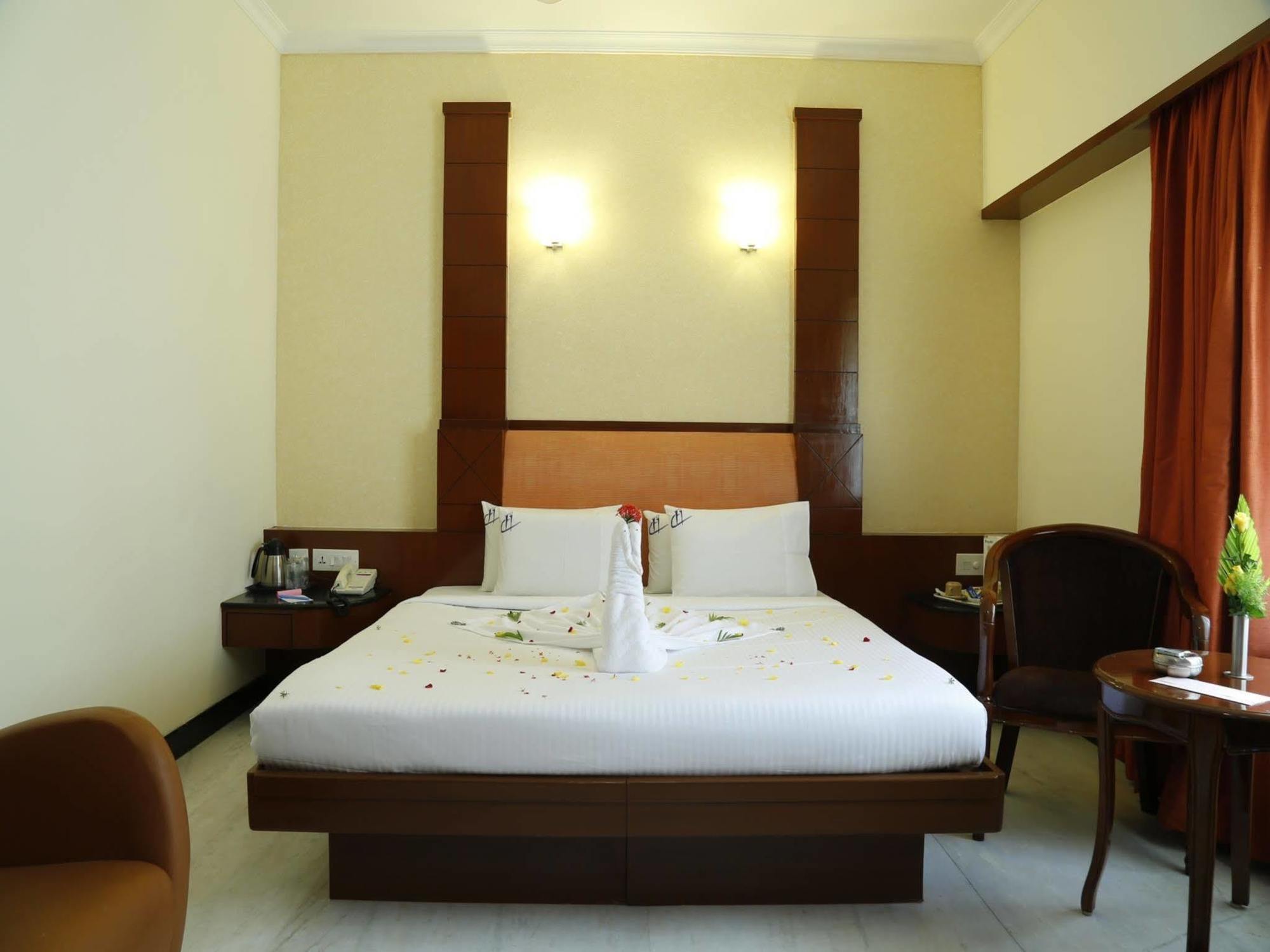 Fabhotel Prime Chennai Deluxe Bagian luar foto